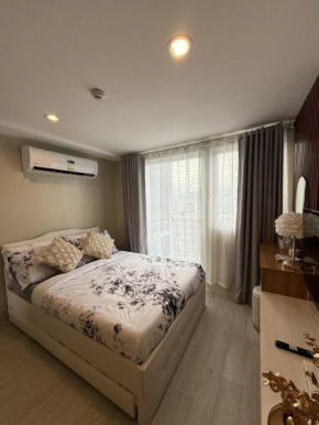 Modern and Cozy Studio Unit with Balcony Near Ayala Center